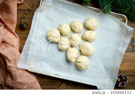 dough balls filled with cheese 109866112