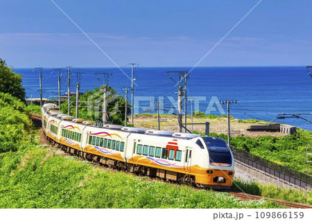 羽越線の沿岸部を走る特急いなほ　山形県遊佐町 109866159