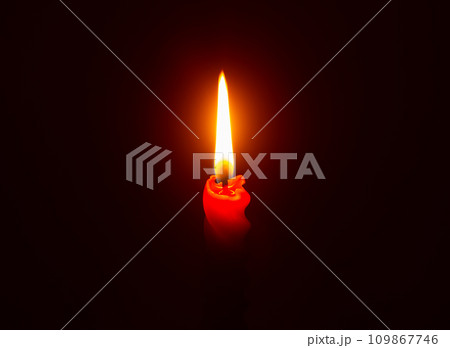 赤いキャンドル　灯りのともったロウソク　スパイラルキャンドル 109867746