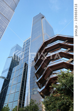new-york city archtecture in downtown sunny light day 109868418