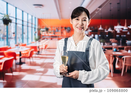 レストランでスパークリングワインを提供する女性 レストランでスパークリングワインを提供する女性 109868800