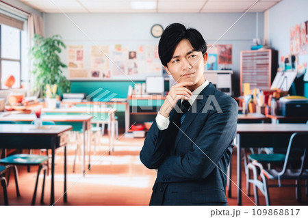 学校で悩む男性教師 学校で悩む男性教師 109868817