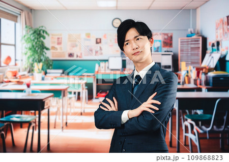 学校で悩む男性教師 109868823