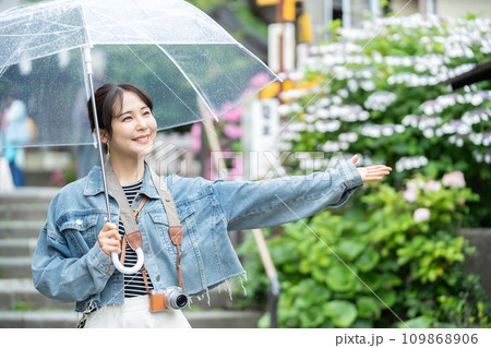 傘を差した女性　鎌倉近辺を旅する女性　梅雨時期に旅する女性 109868906