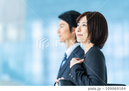 男性社員と女性社員　ビジネスイメージ 109869164