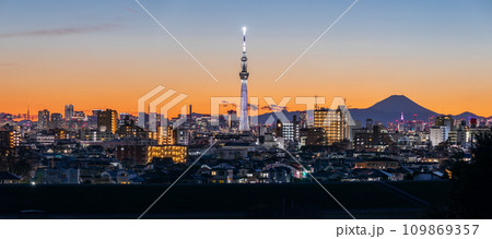 「東京都」都会の美しい夕景と東京スカイツリー 109869357