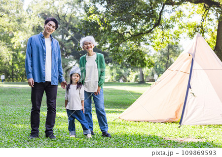 公園で遊ぶ三世代家族 公園で遊ぶ三世代家族 109869593
