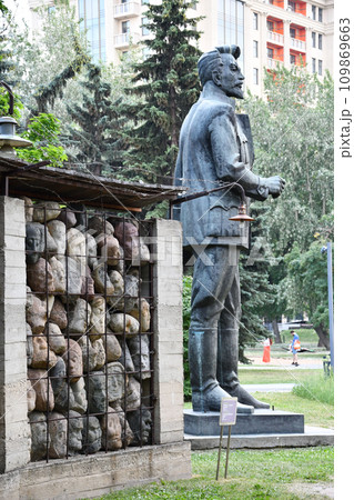 Vertical shot of the sculpture of Stalin in the Muzeon Park of Arts in Moscow, Russia Vertical shot of the sculpture of Stalin in the Muzeon Park of Arts in Moscow, Russia 109869663