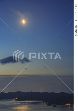 瀬戸内の多島美に昇る有明月 109869738