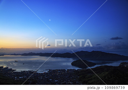 多島美の瀬戸内の夜明けの景色と有明月 多島美の瀬戸内の夜明けの景色と有明月 109869739