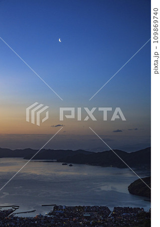 多島美の瀬戸内の夜明けの景色と有明月 109869740