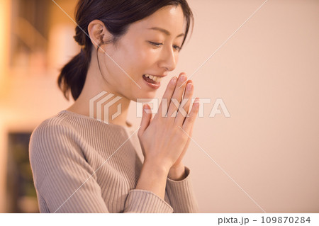 作り置きのお料理で夕食をとるビジネスウーマンのナイトルーティーン 109870284