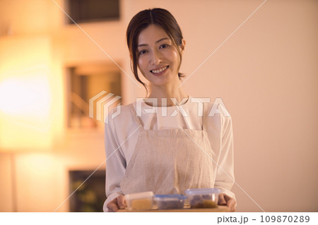 髪を結んでお夕食の準備をするビジネスウーマン ナイトルーティーン 髪を結んでお夕食の準備をするビジネスウーマン ナイトルーティーン 109870289