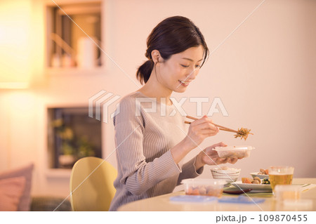 作り置きのお料理で夕食をとるビジネスウーマンのナイトルーティーン 作り置きのお料理で夕食をとるビジネスウーマンのナイトルーティーン 109870455