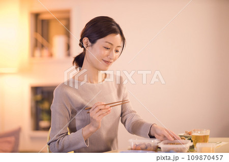 作り置きのお料理で夕食をとるビジネスウーマンのナイトルーティーン 作り置きのお料理で夕食をとるビジネスウーマンのナイトルーティーン 109870457