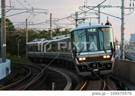 【JR西日本】夕方の223系6000番台（嵯峨野線：梅小路京都西駅） 109870478