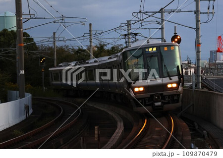 【JR西日本】夕暮れの223系2500番台(嵯峨野線:梅小路京都西駅) 【JR西日本】夕暮れの223系2500番台(嵯峨野線:梅小路京都西駅) 109870479