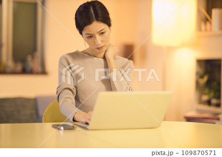 持ち帰り残業を深夜までするビジネスウーマンのナイトルーティーン 109870571
