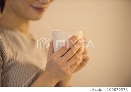 コーヒーカップを持つ女性の手元 ナイトルーティーン コーヒーカップを持つ女性の手元 ナイトルーティーン 109870578