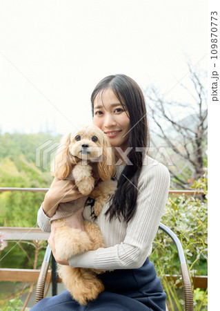 ドッグカフェで愛犬と触れ合う女性 ドッグカフェで愛犬と触れ合う女性 109870773