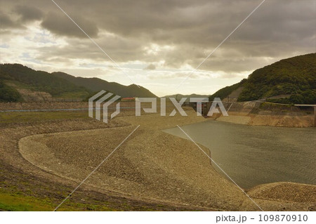 寒河江ダムの堤体 109870910