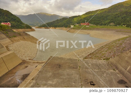 寒河江ダムの月山湖 109870927