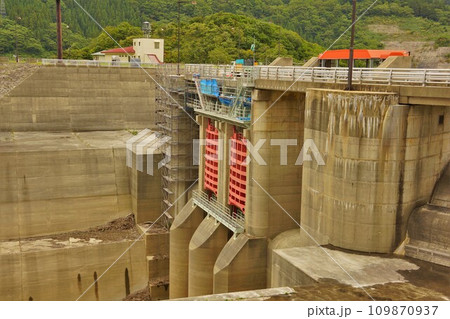 寒河江ダムの洪水吐 109870937