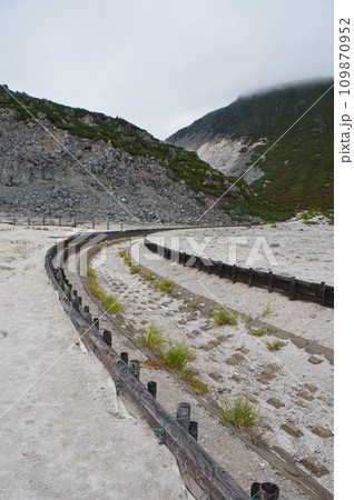 硫黄鉱山の採掘跡（硫黄山「アトサヌプリ」／北海道川上郡弟子屈町） 109870952