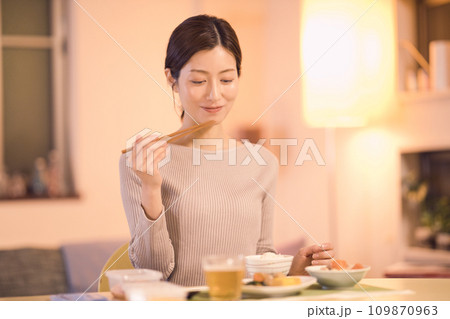 作り置きのお料理で夕食をとるビジネスウーマンのナイトルーティーン 109870963