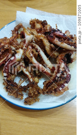 男の家庭料理です。イカゲソ揚げです。 109871005
