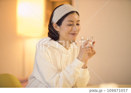 お風呂上がりに水を飲む女性　ナイトルーティーン 109871057