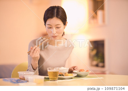 作り置きのお料理で夕食をとるビジネスウーマンのナイトルーティーン 作り置きのお料理で夕食をとるビジネスウーマンのナイトルーティーン 109871104