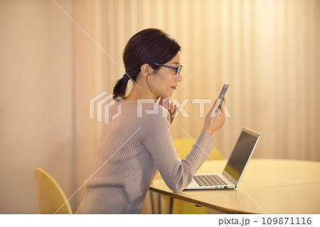 持ち帰り残業を深夜までするビジネスウーマンのナイトルーティーン 109871116