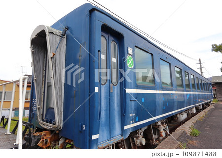 若桜鉄道 劣化が目立つ隼駅の客車オロ12 109871488