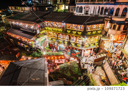 台湾　夜の九份 109871723