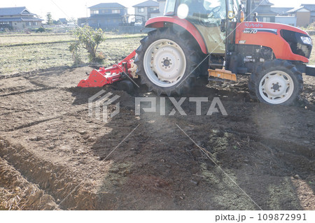畑で作業するトラクター 109872991