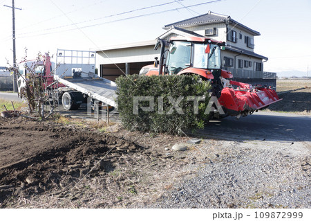 畑で作業するトラクター 109872999