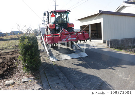 畑で作業するトラクター 109873001