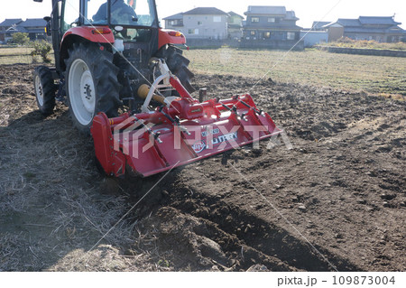 畑で作業するトラクター 109873004