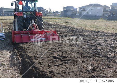 畑で作業するトラクター 畑で作業するトラクター 109873005