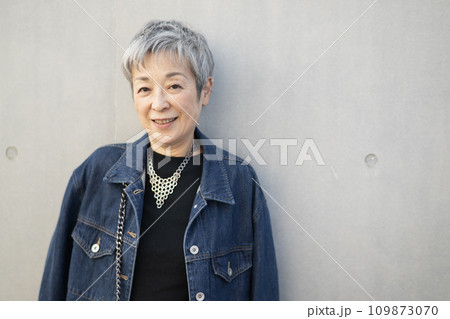 グレイヘアの上品な日本人女性 109873070