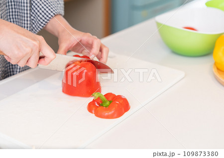 料理をする女性 手元 パプリカを切る 料理をする女性 手元 パプリカを切る 109873380