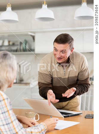 Male agent doing presentation Male agent doing presentation 109873684