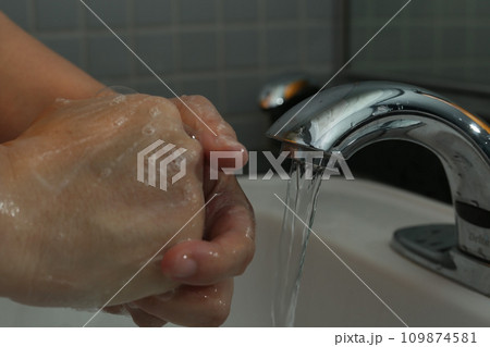 水道で手を洗う女性の手元 水道で手を洗う女性の手元 109874581