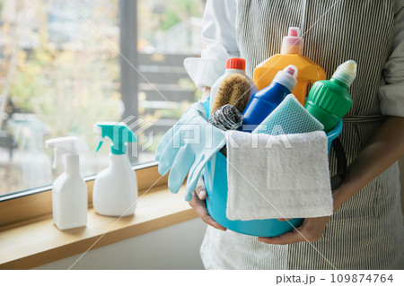バケツに入った掃除道具を持つ女性　お掃除のイメージ素材 109874764
