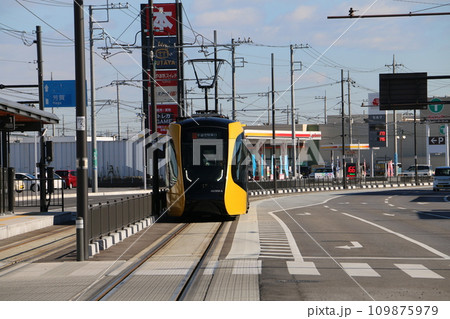 ゆいの杜西駅に入線するライトライン 109875979