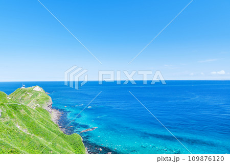 北海道積丹町　透き通るような積丹ブルーの海が美しい夏の神威岬 109876120
