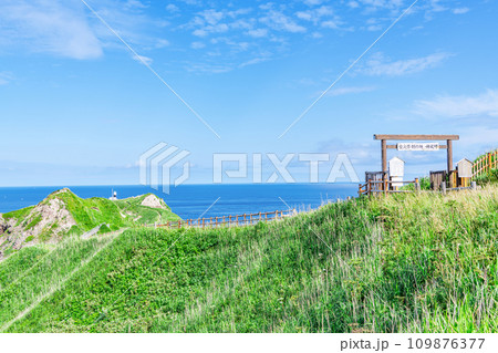 北海道積丹町 夏の北海道 観光名所として有名な神威岬への入口にある女人禁制の門と神威岬灯台 北海道積丹町 夏の北海道 観光名所として有名な神威岬への入口にある女人禁制の門と神威岬灯台 109876377