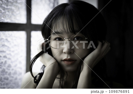 アンニュイな雰囲気の眼鏡の若い女性 109876891
