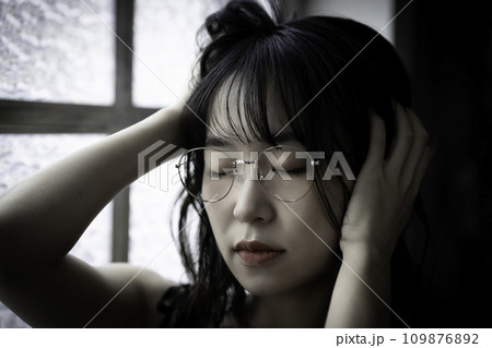 アンニュイな雰囲気の眼鏡の若い女性 アンニュイな雰囲気の眼鏡の若い女性 109876892